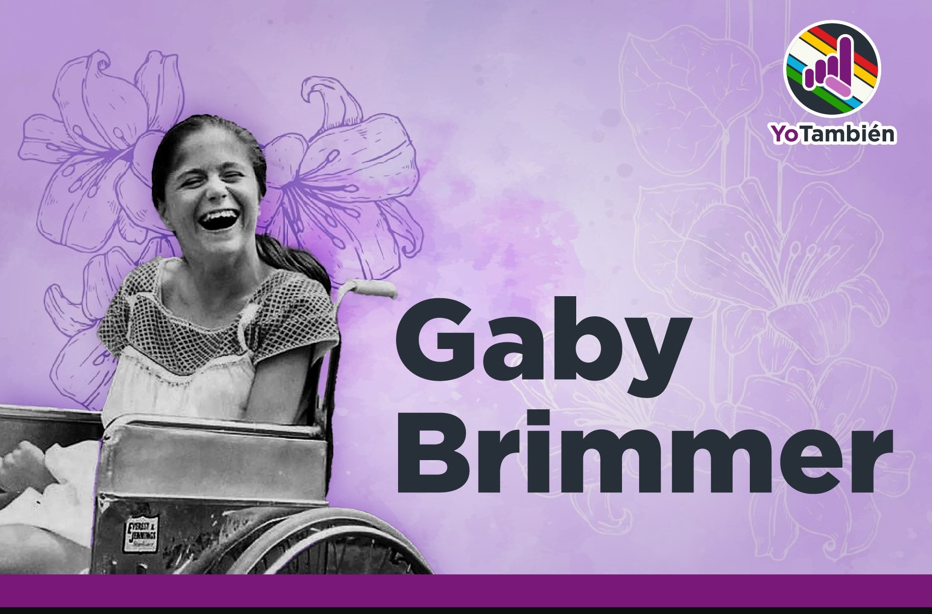 Gabriela Brimmer en su silla de ruedas sonriendo. Al fondo un diseño morado con flores y el logotipo de Yo También