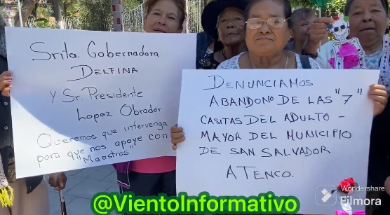 Mujeres se manisfiestan denunciando abandono en la Casas del Adulto Mayor en Atenco. Foto @VientoInformativo