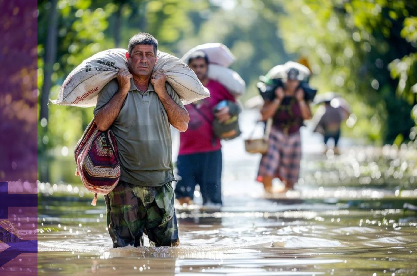 Hombres cargando costales en su espalda mientras caminan por un r?o.