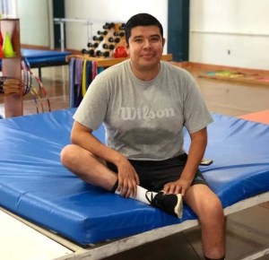 Jorge asiste a terapia para mejorar su movilidad