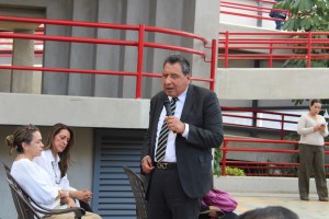 Ernesto Rosas de CONFE de pie y con micr?fono en mano