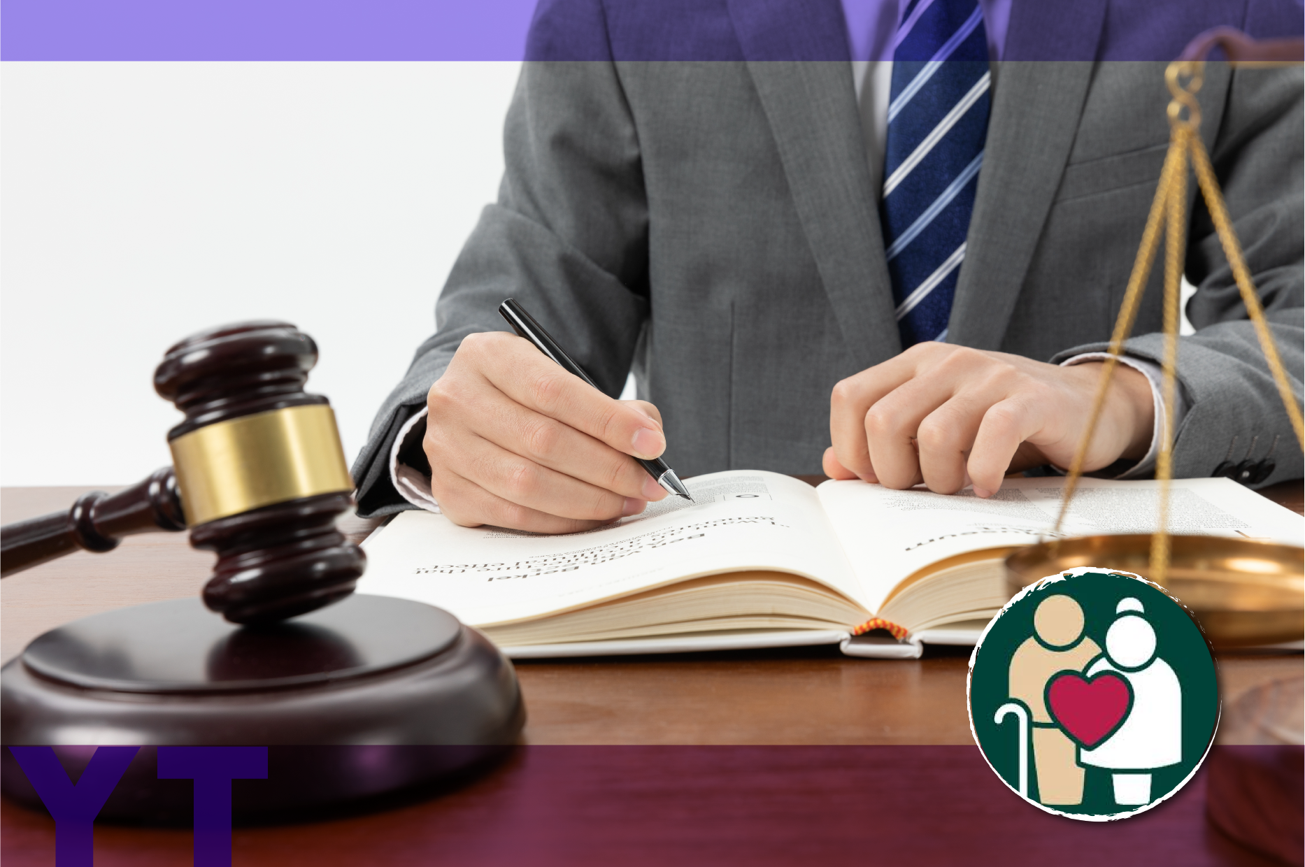 Persona en un escritorio firmando un documento junto a un mazo de juez