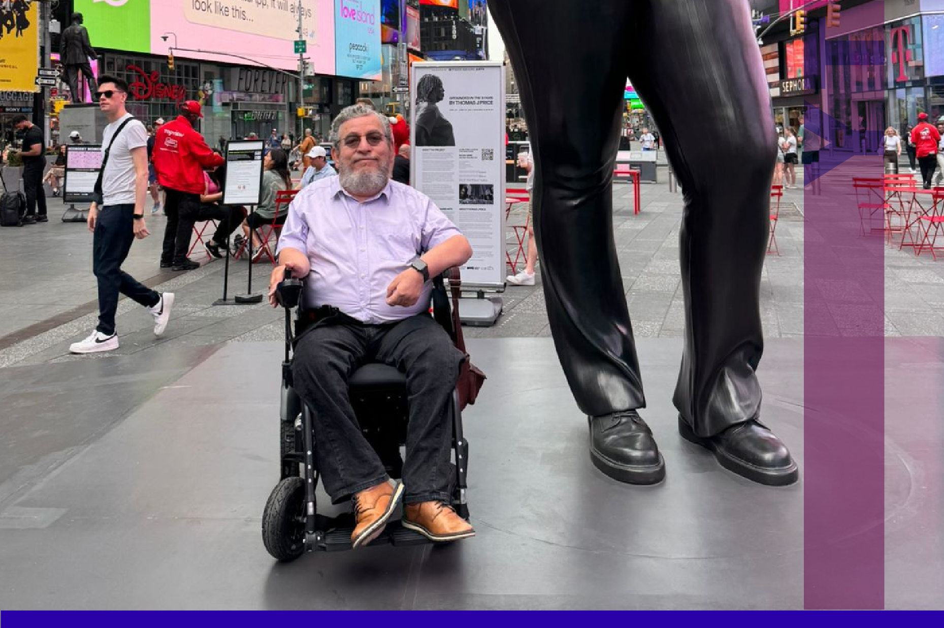 Carlos Espinosa-Rios, integrante de Human Rights Watch y usuario de silla de ruedas en Times Square, Nueva York