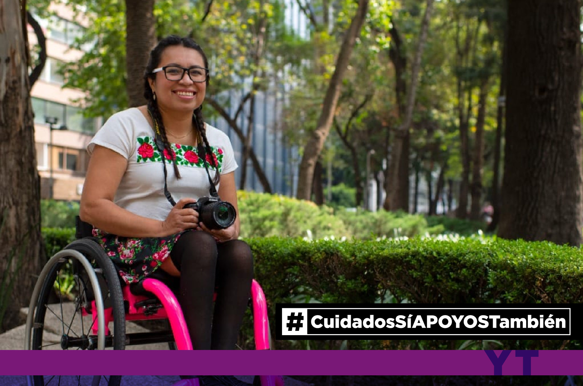 Jenny Medina, usuaria de silla de ruedas, en un parque