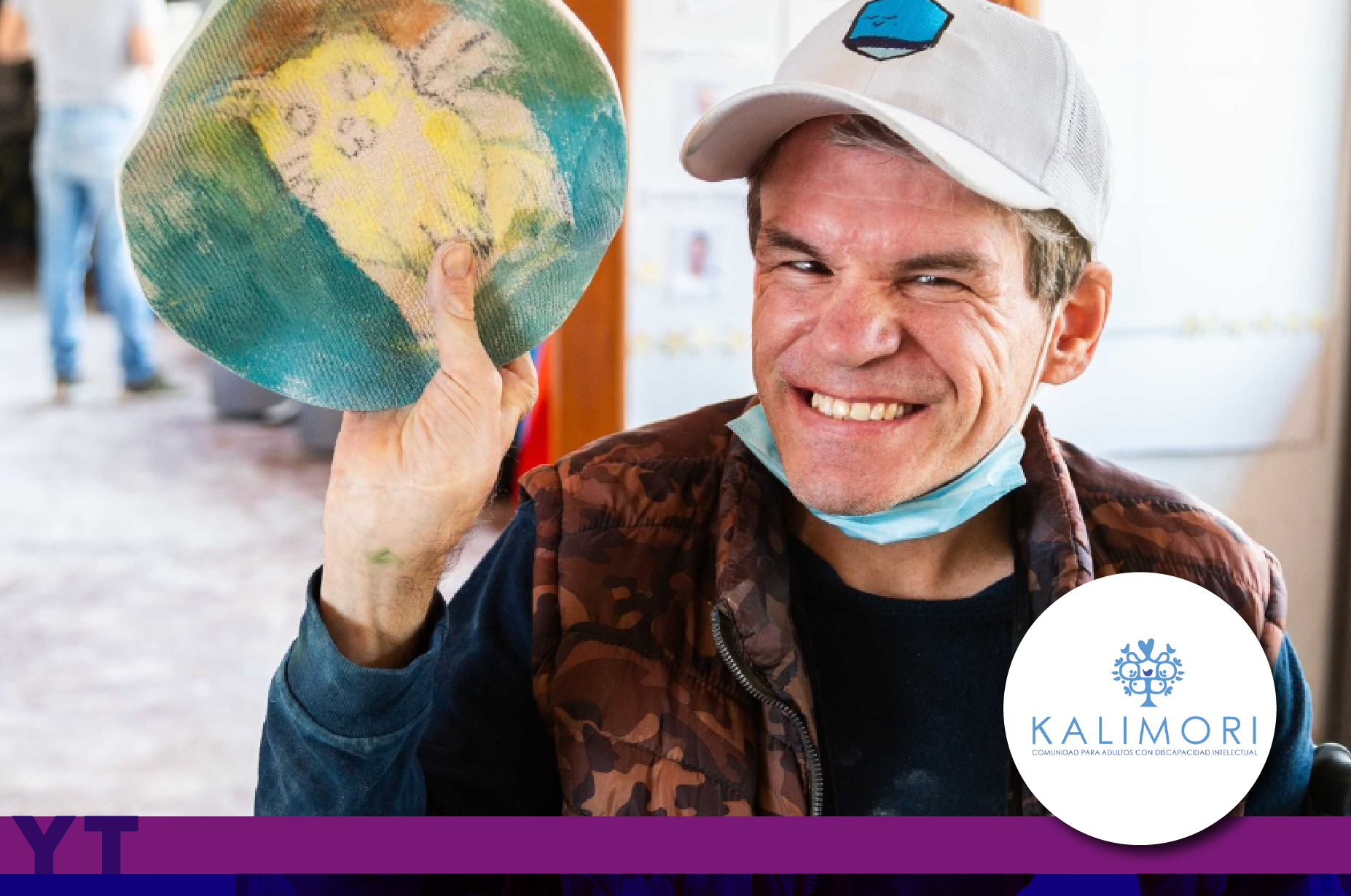 Hombre con discapacidad intelectual en uno de los talleres de arte de Kalimori mostrando a c?mara su obra