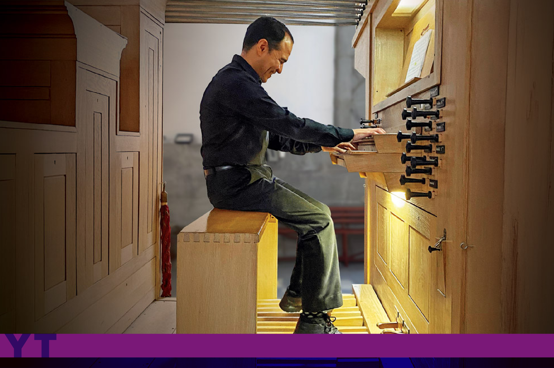 Carlos Iv?n Jacinto Sebasti?n de perfil tocando el ?rgano