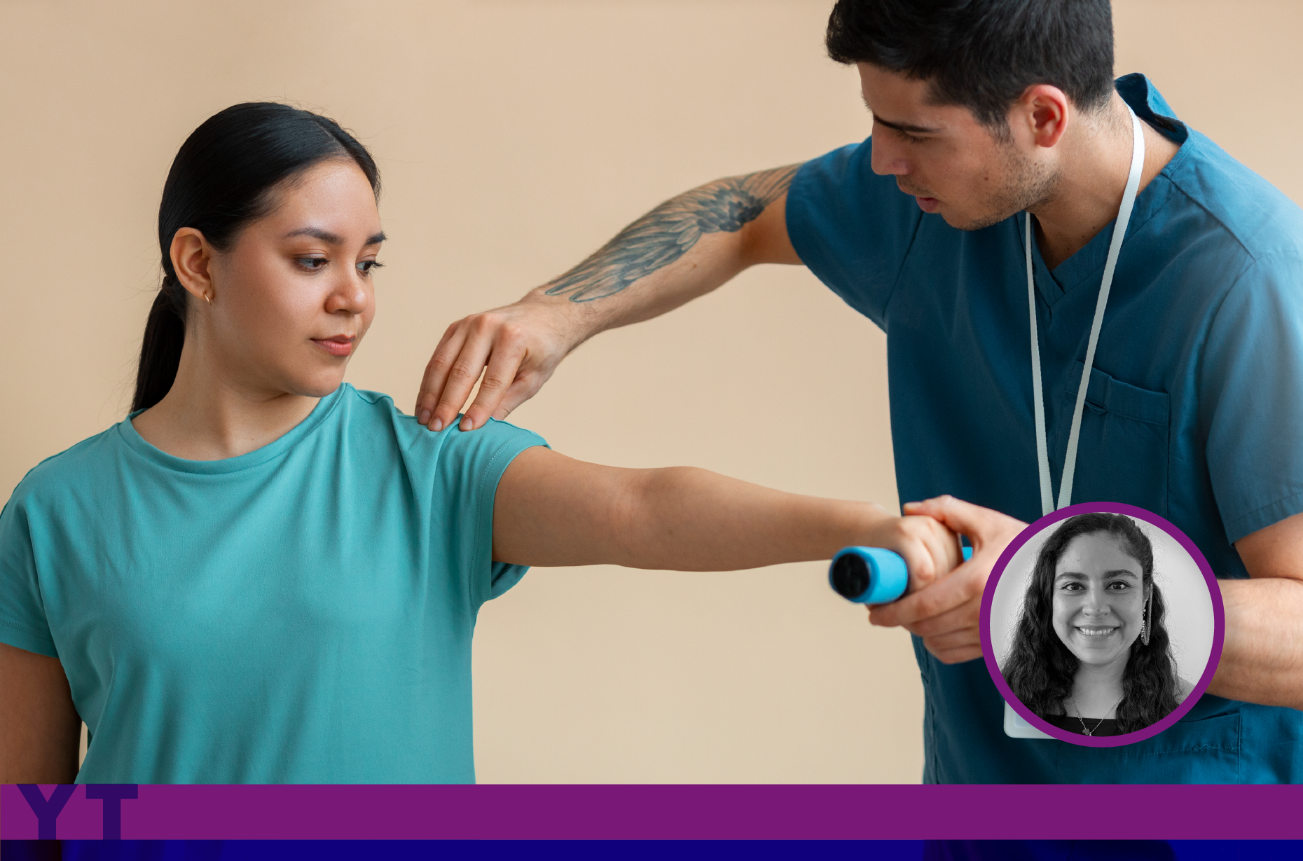 Sesi?n de fisioterapia entre una paciente mujer (a la izquierda) y el especialista en salud (a la derecha) junto a la fotograf?a en blanco y negro de Selene Guerra