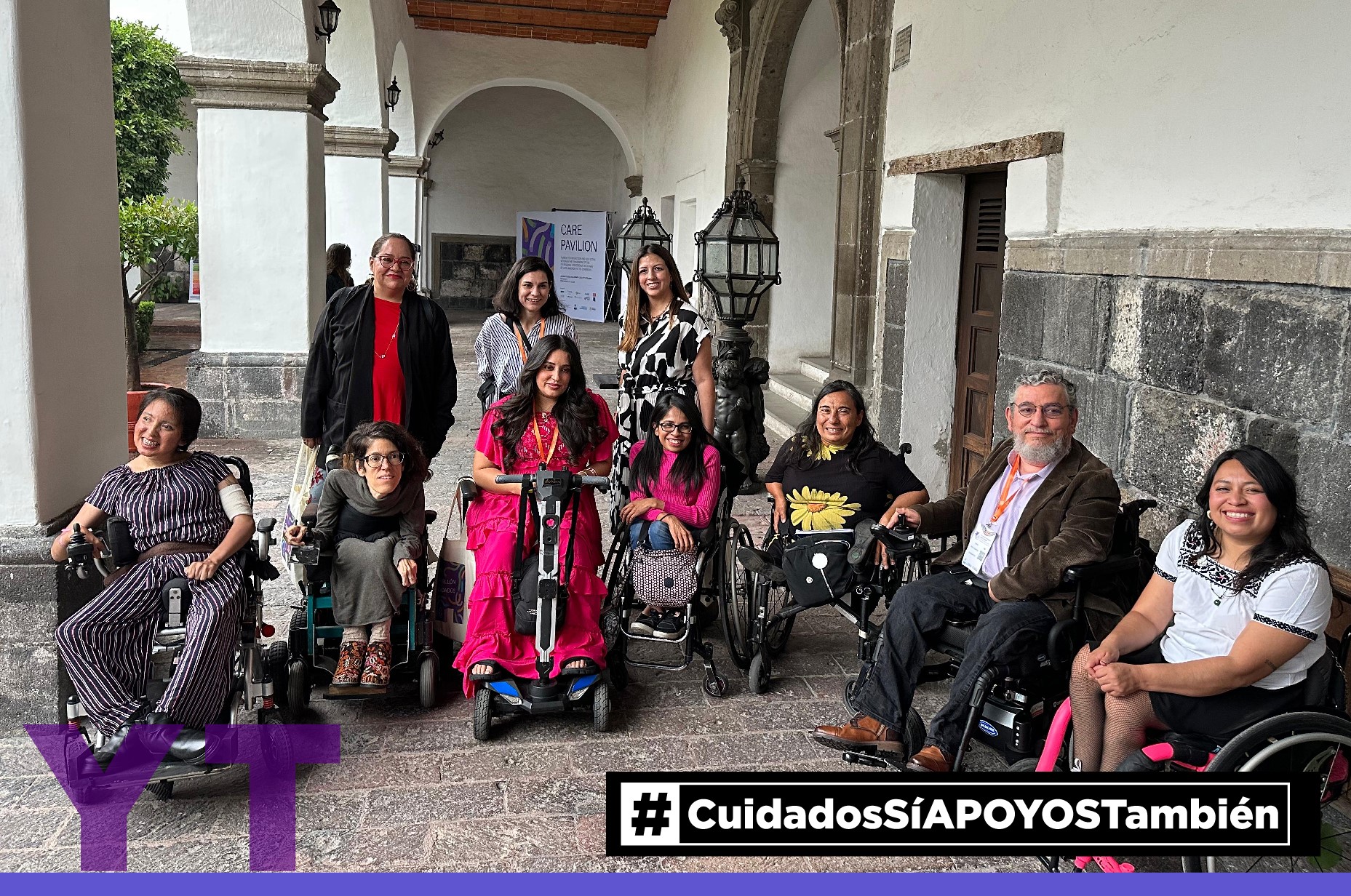 Integrantes del colectivo 'Cuidados sí, APOYOS También' reunidos posando a la cámara