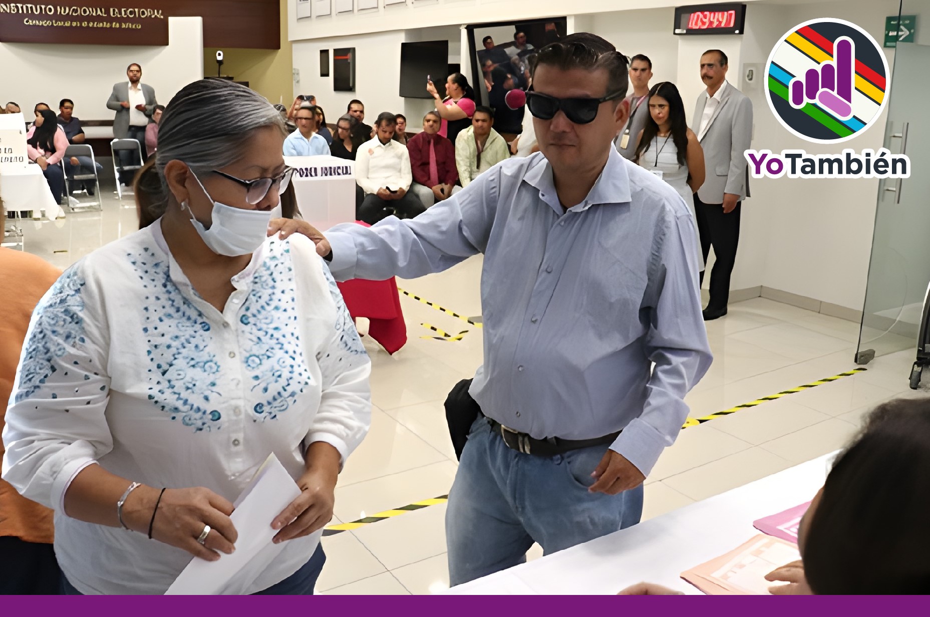 Persona con discapacidad visual emitiendo su voto en una casilla electoral