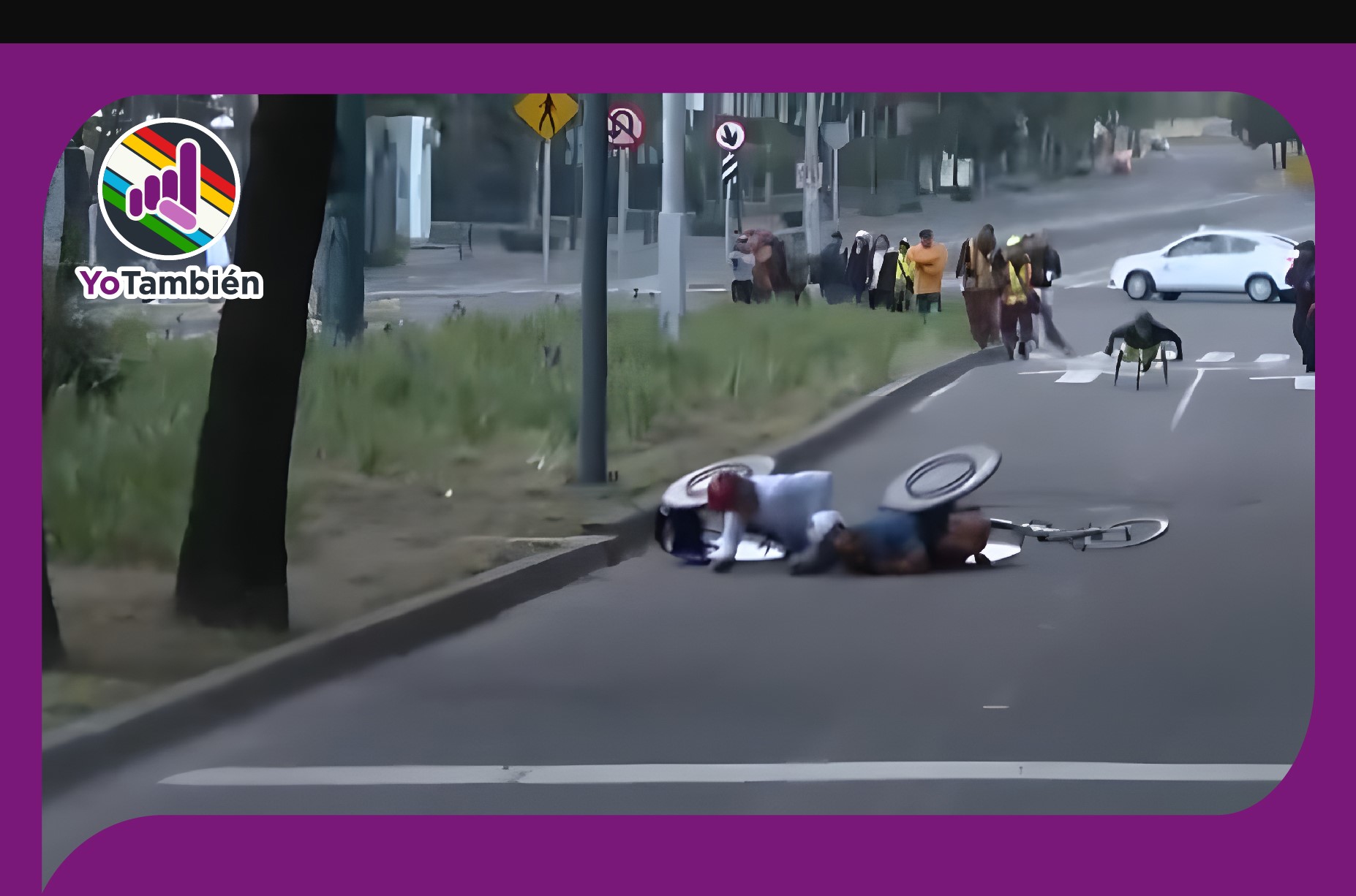 Francisco Sanclemente y Gonzalo Valdovinos, competidores delñ Maratón de la CDMX, en el suelo tras accidentarse en la carrera