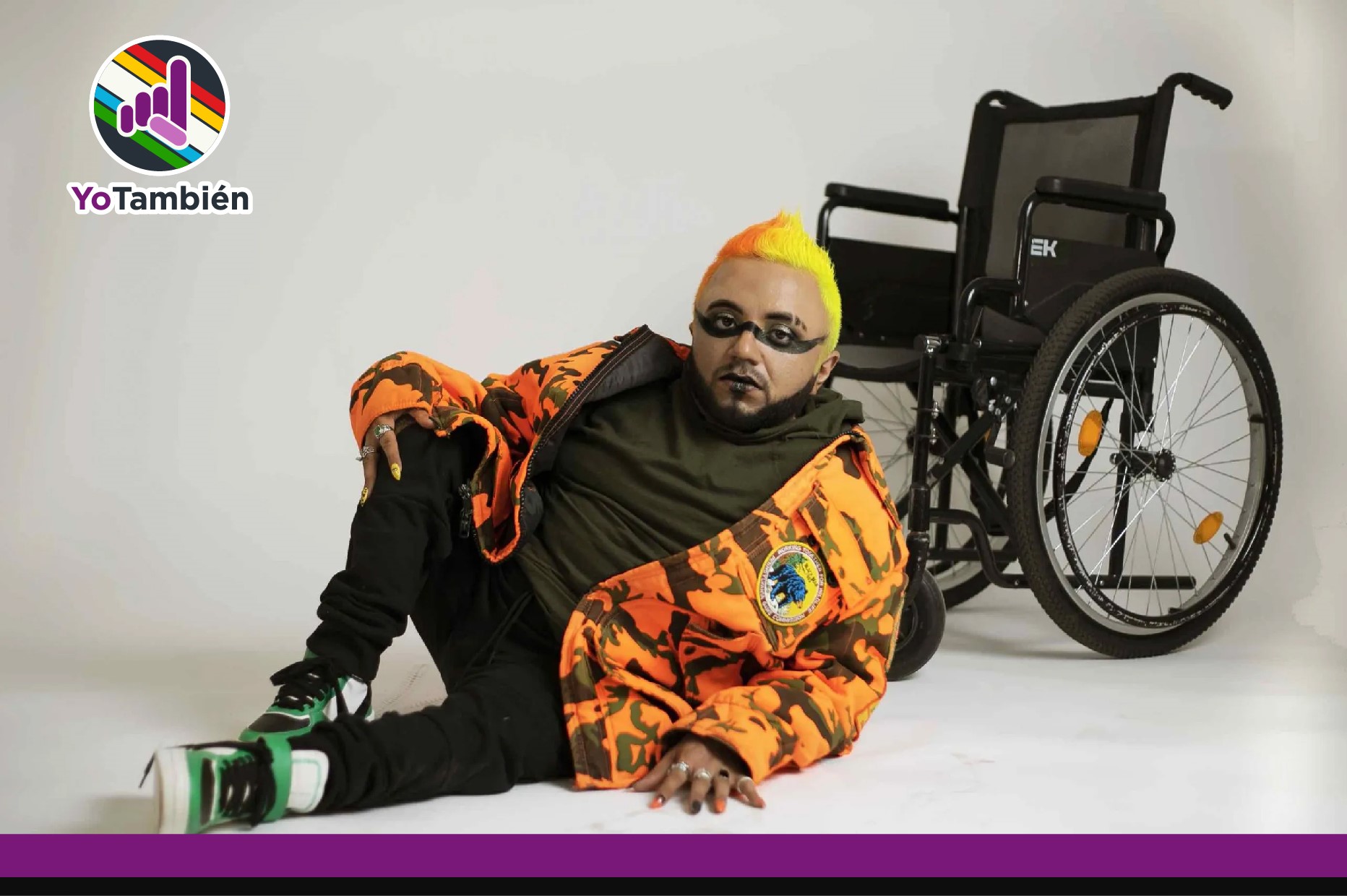Guz Guevara en sesión fotográfica junto a su silla de ruedas