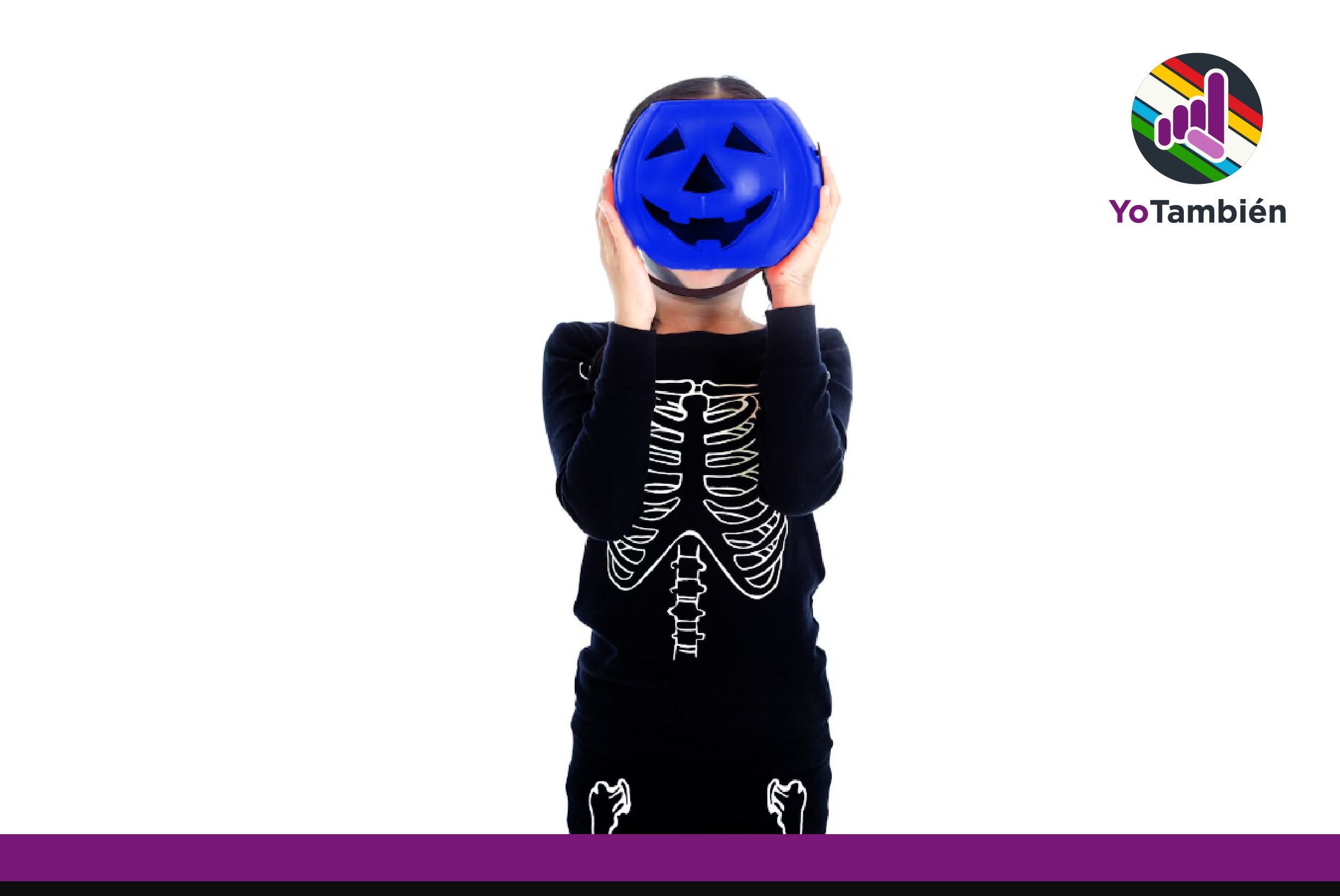 Infante disfrazado de calavera junto a una calabaza azul