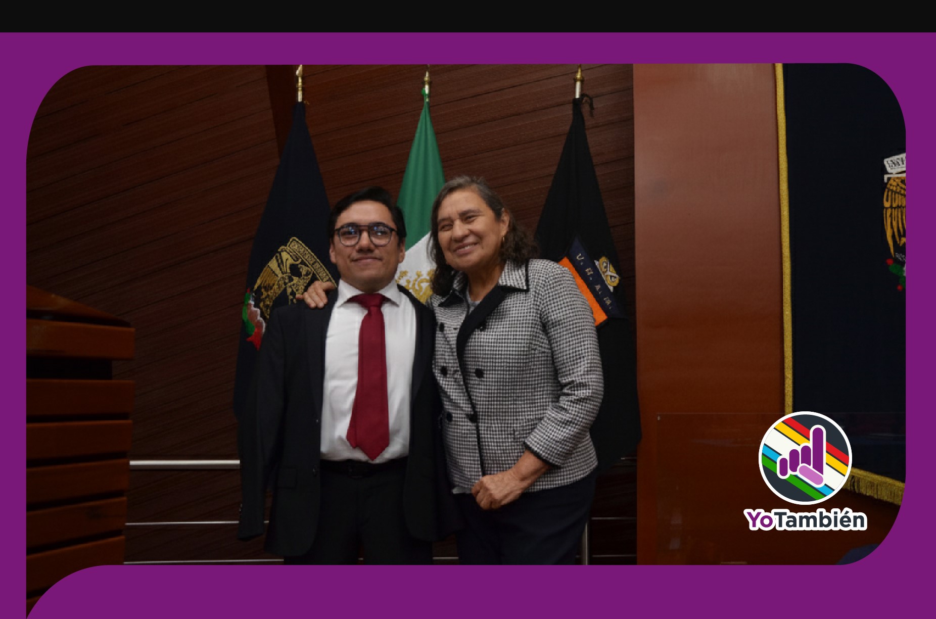 Sergio Castillo y Leticia Bonifaz abrazados durante la presentación de su tesis