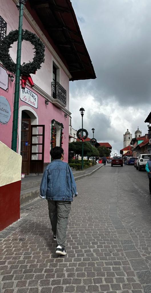 Sergio Castillo de espaldas caminando en un pueblo mágico