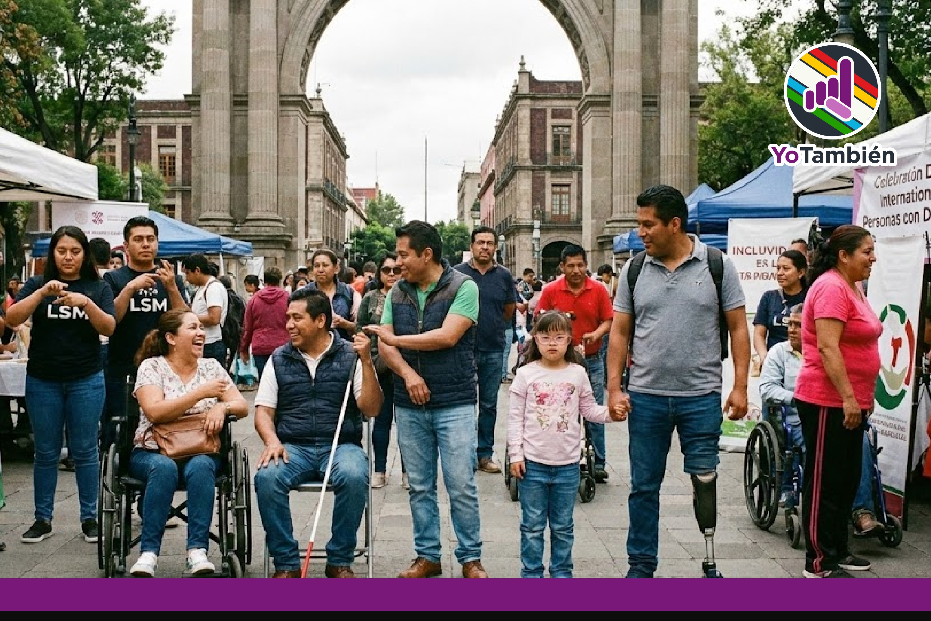 Grupo de personas con distintos tipos de discapacidad reunidos en una explanada pública