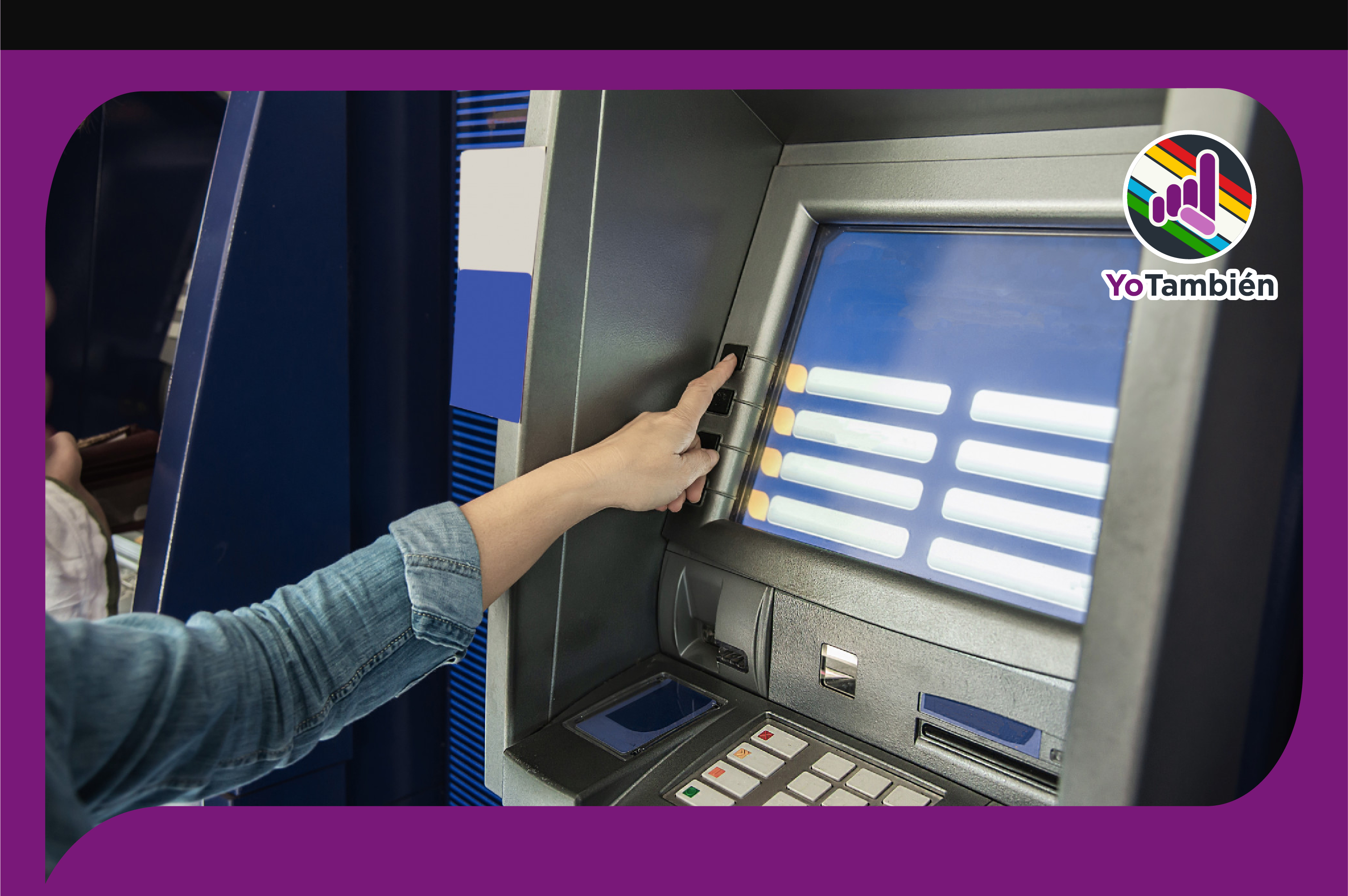 Cajero automático al interior de una institución financiera siendo utilizado