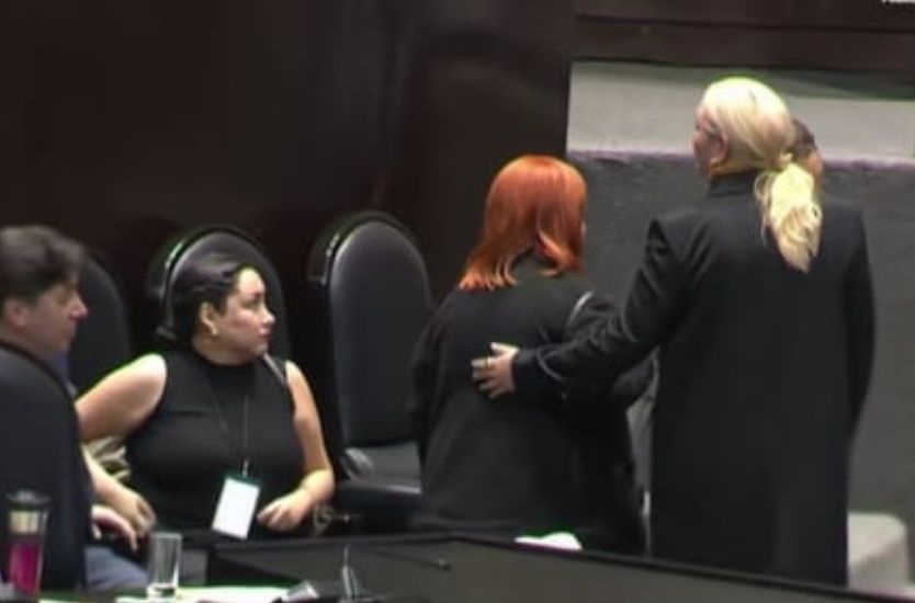 Rosario Piedra Ibarra dando la espalda durante su salida del Pleno de la Cámara de Diputados a razón de la presentación del informe anual de actividades 2025 de la CNDH