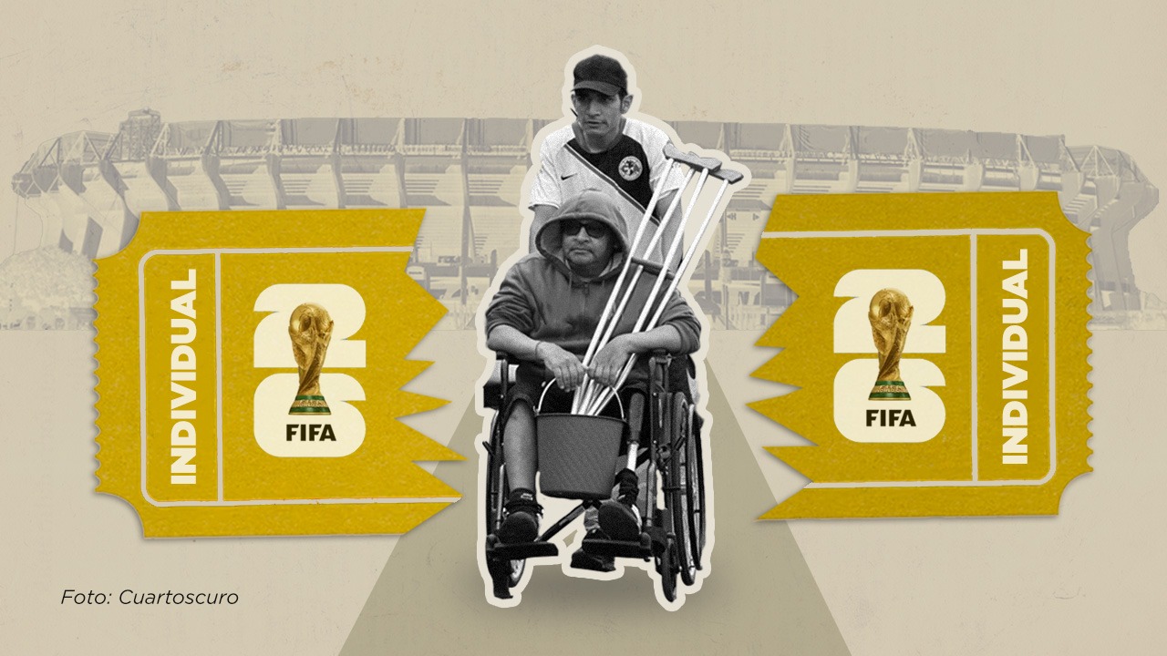 Al centro, persona usuaria de silla de ruedas siendo asistida. A los costados, fragmentos de un boleto con la leyenda 