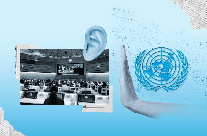 Ilustración sobre accesibilidad auditiva en la ONU: una sala de sesiones, una oreja estilizada y el emblema de Naciones Unidas, en tonos azules.