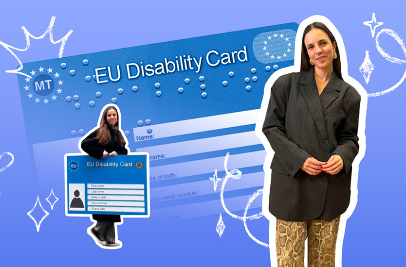 Olivia Lori junto a una representación gráfica de la Tarjeta Europea de Discapacidad, que muestra el diseño oficial con texto en braille y el emblema de la Unión Europea