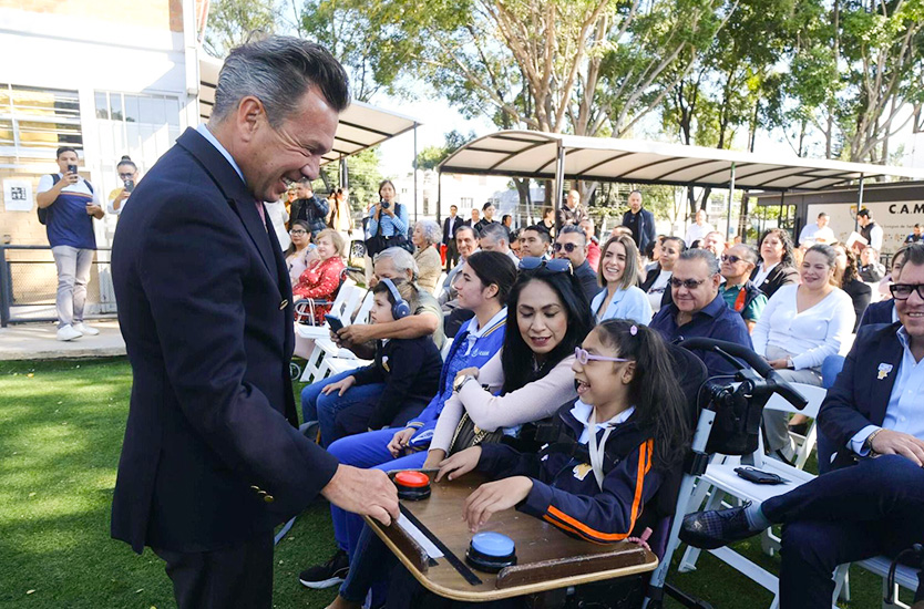 El gobernador Pablo Lemus saluda a una niña con discapacidad durante un acto público en Jalisco