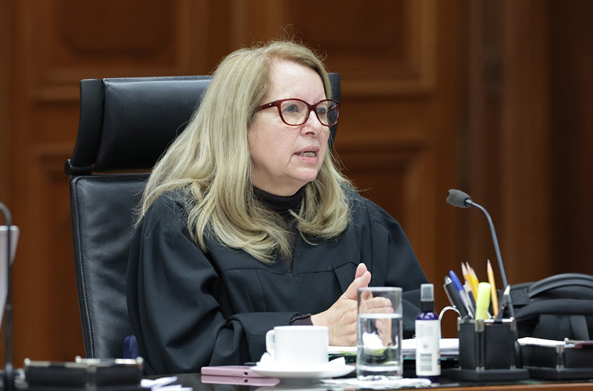 Ministra Loretta Ortiz Ahlf de la Suprema Corte durante sesión, sentada en el Pleno y hablando frente a un micrófono