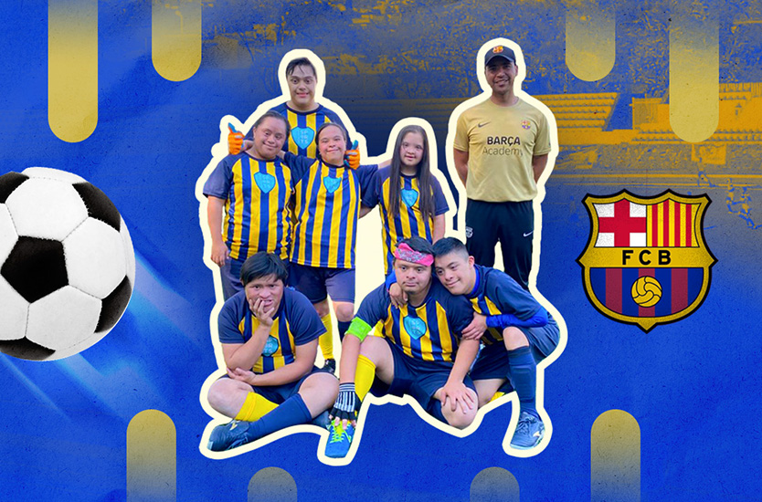 Equipo de futbol de jóvenes con síndrome de Down y su entrenador junto al logo del Barcelona