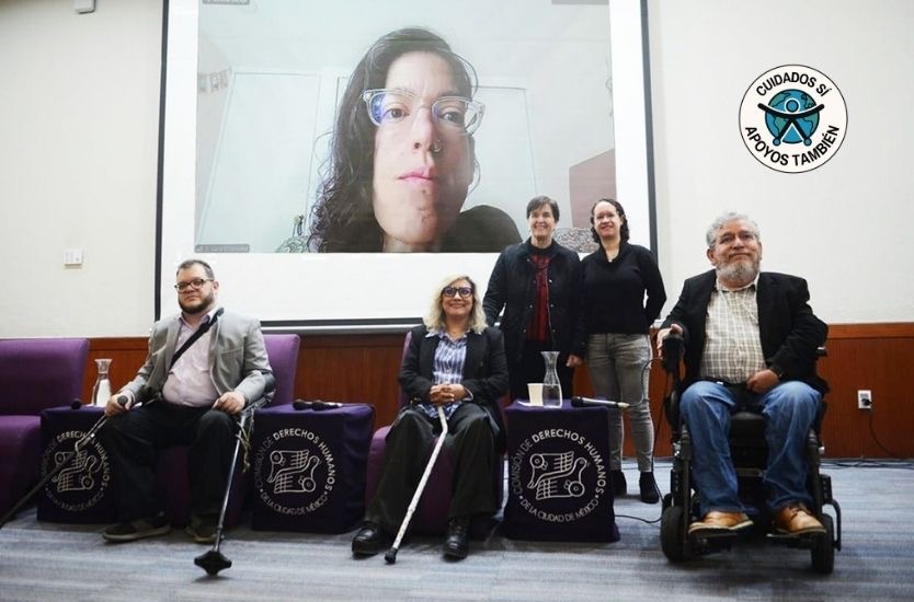 Integrantes del Colectivo 'Cuidados Sí, Apoyos También'. De izquierda a derecha: Agustín de Pavía, de Familias Extraordinarias; Nara Pérez, Sara Villanueva, y Carlos Ríos, de Human Rights Watch