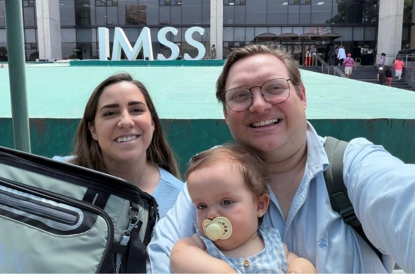 Julieta, Daniel y Marina al exterior del Hospital General de la Raza con la hielera que contiene el primer mes de tratamiento contra la acondroplasia