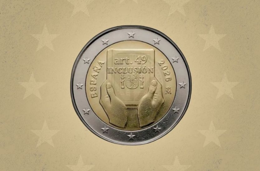 Moneda de dos euros de España con unas manos sosteniendo un libro con la frase “art. 49 inclusión”.