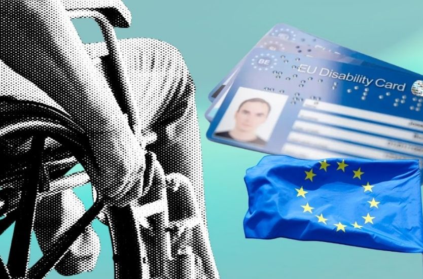 Persona usuaria de silla de ruedas junto a una Tarjeta Europea de Discapacidad y una bandera de la Unión Europea