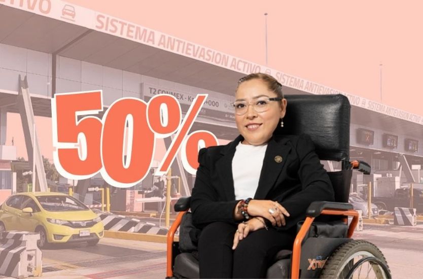 Mónica Herrera con una caseta de cobro de fondo y un símbolo de 50 por ciento