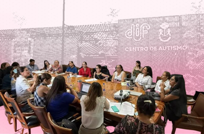 Participantes de una mesa de trabajo sobre autismo. Al fondo se observa un Centro de Autismo