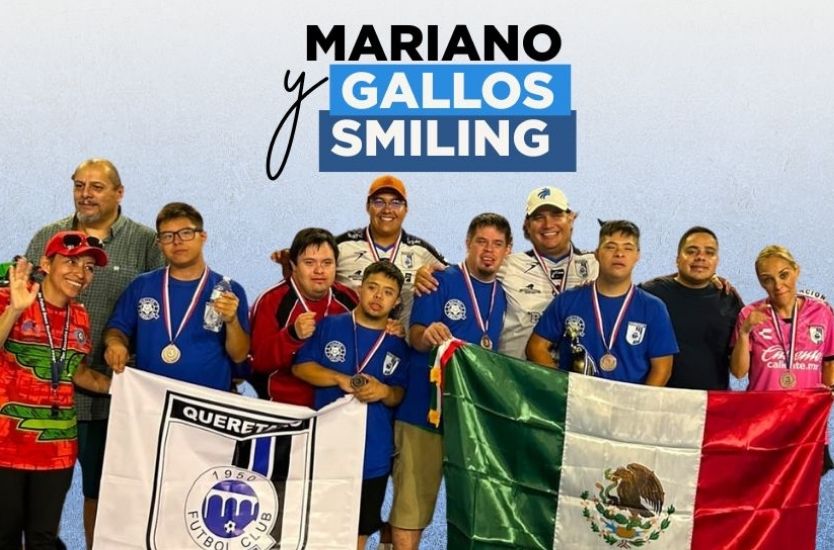 El equipo de Gallos Smiling posanado con dos banderas, una de México y otra del equipo profesional de futbol Gallos de Querétaro.