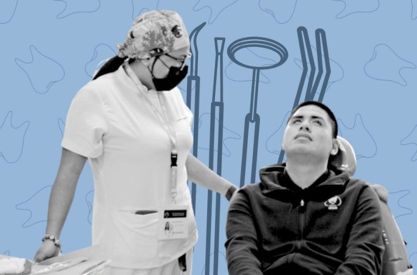 Una dentista atendiendo a una persona con discapacidad.