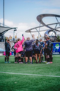 Jugadores de la Inspire Soccer League haciendo una porra