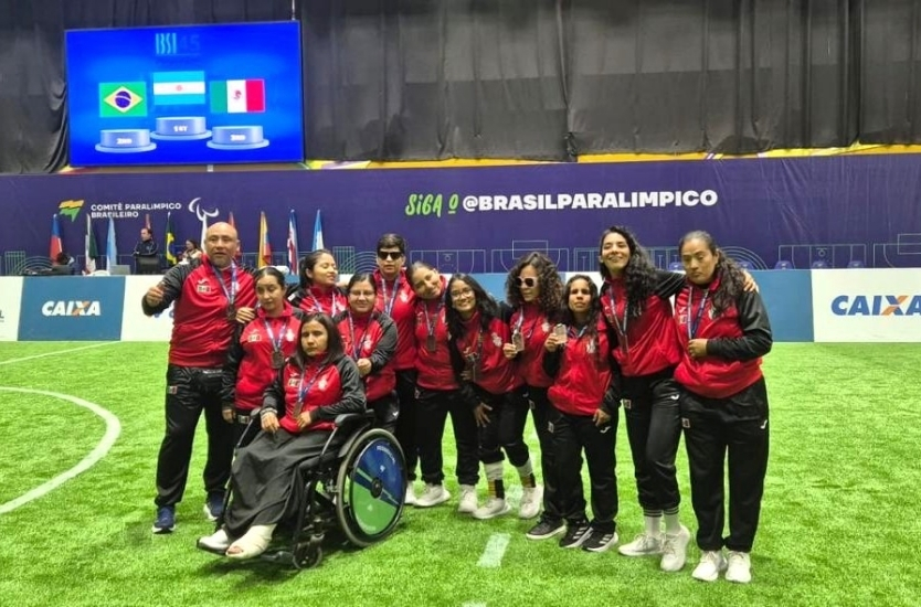 Selección mexicana femenil de futbol para ciegas posando con su medalla de bronce