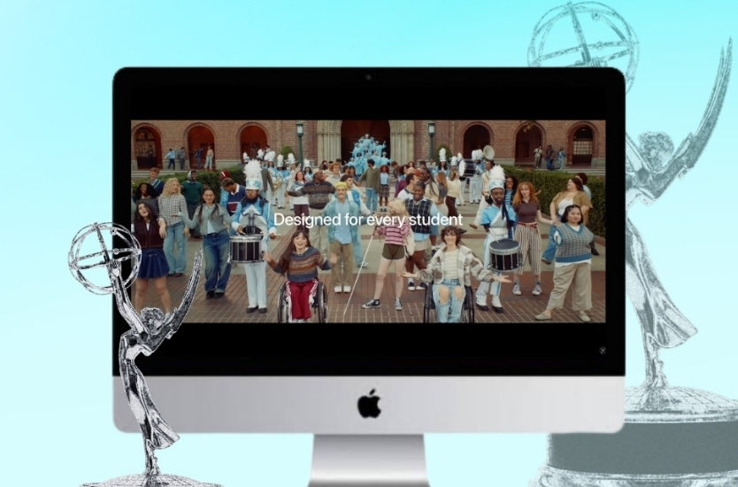 Una pantalla Mac de Apple reproduciendo su comercial sobre accesibilidad, acompañada de un premio Emmy que gano dicho anuncio