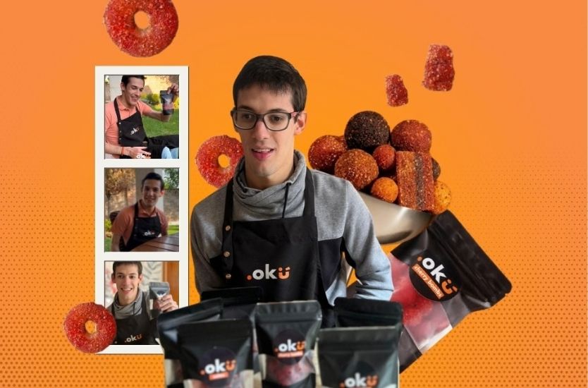 Gerardo Arias, joven con parálisis cerebral, sostiene productos de OKU frente a varias presentaciones de gomitas enchiladas.